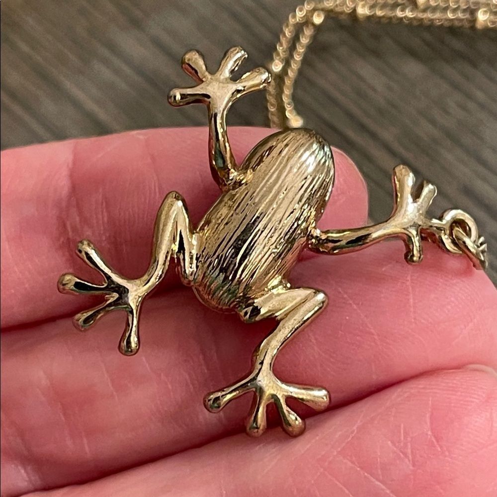 Betsey Johnson Enamel Tree Frog Double Row Necklace with Green Leaf Charm - Picture 15 of 16